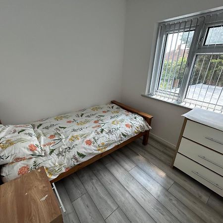Lovely 3 Bedroom Entire Home With Street Parking - Close To Nec, Bhx Airport - Sleeps 6 Guests Ideal For Contractors & Families Birmingham Eksteriør bilde