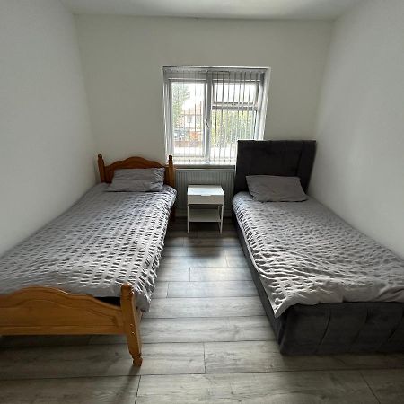 Lovely 3 Bedroom Entire Home With Street Parking - Close To Nec, Bhx Airport - Sleeps 6 Guests Ideal For Contractors & Families Birmingham Eksteriør bilde