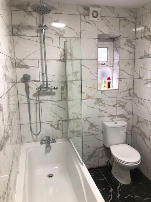 Lovely 3 Bedroom Entire Home With Street Parking - Close To Nec, Bhx Airport - Sleeps 6 Guests Ideal For Contractors & Families Birmingham Eksteriør bilde