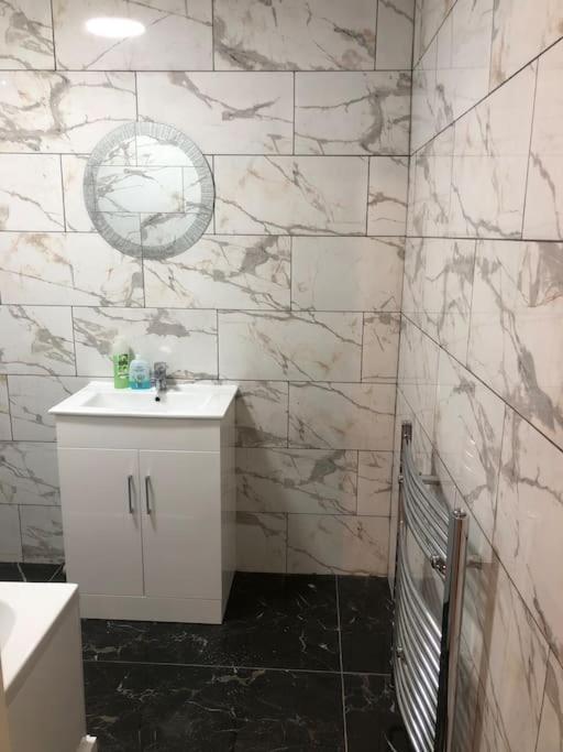 Lovely 3 Bedroom Entire Home With Street Parking - Close To Nec, Bhx Airport - Sleeps 6 Guests Ideal For Contractors & Families Birmingham Eksteriør bilde