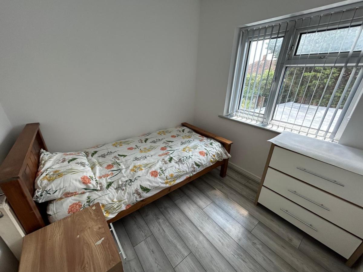 Lovely 3 Bedroom Entire Home With Street Parking - Close To Nec, Bhx Airport - Sleeps 6 Guests Ideal For Contractors & Families Birmingham Eksteriør bilde