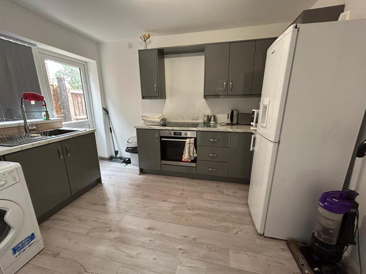 Lovely 3 Bedroom Entire Home With Street Parking - Close To Nec, Bhx Airport - Sleeps 6 Guests Ideal For Contractors & Families Birmingham Eksteriør bilde